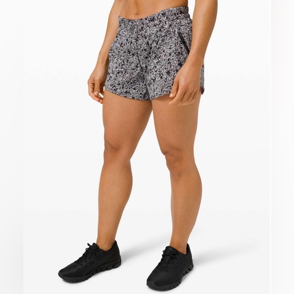 Lululemon Tracker Short V 4” – Sporadic Black Rhino Grey Size 4 - Picture 4 of 8